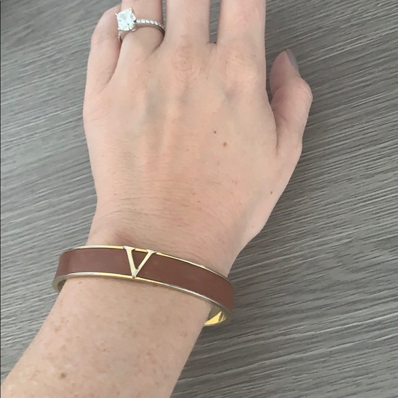 Vince Camuto camel brown and gold “V” bangle - Picture 4 of 8